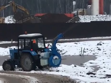 На свалке в Подмосковье перед приездом Путина трактором распыляли 