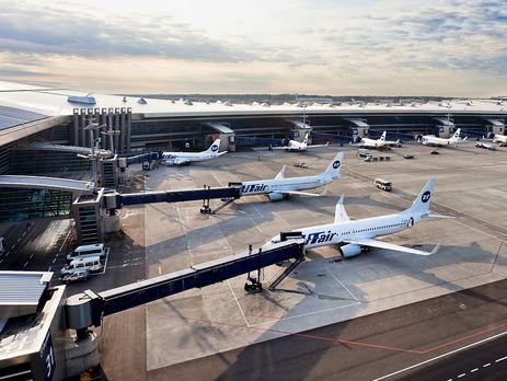 В московском аэропорту из самолета выпала стюардесса 