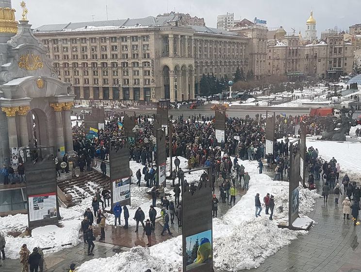 У центрі Києва зібралися учасники акції "кава на Хрещатику". Трансляція
