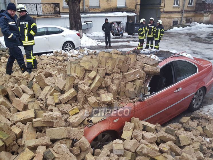 У центрі Києва обвалилася стіна між будинками, пошкоджено два автомобілі і газопровід