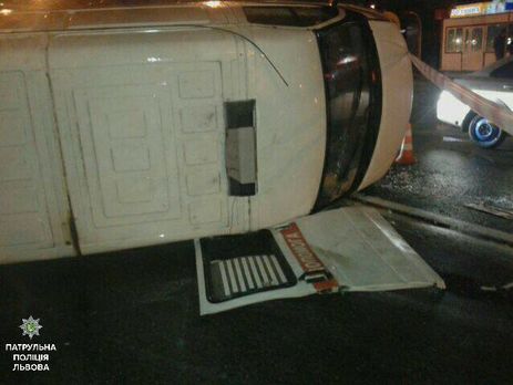 Во Львове легковушка врезалась в скорую помощь, пострадало пять человек