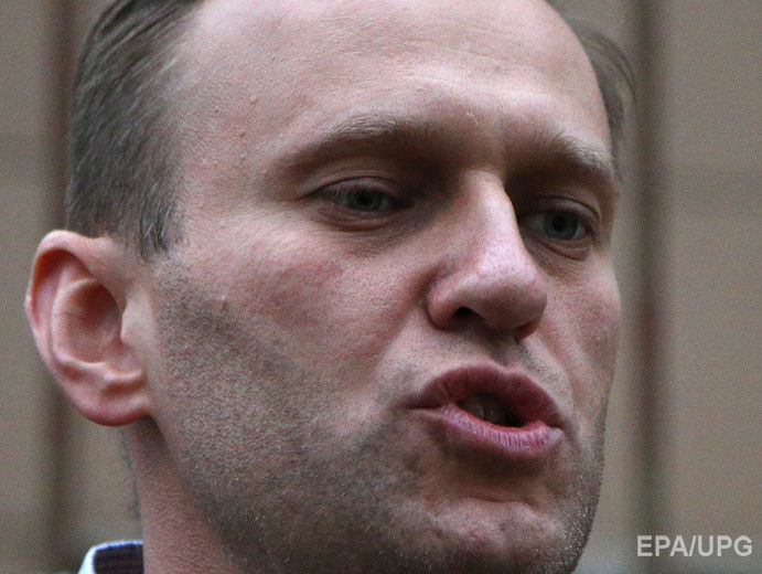 Навальний привіз у ЦВК документи для реєстрації кандидатом у президенти РФ