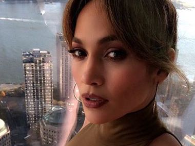 Лопес в облегающей одежде рекламирует Guess