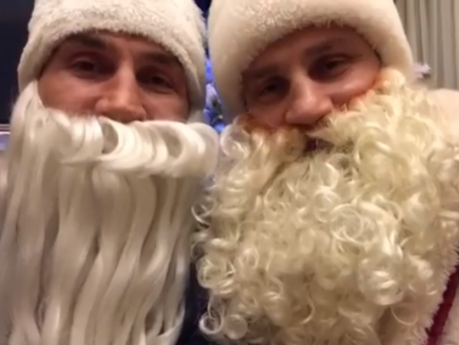 Братья Кличко в костюмах Деда Мороза поздравили всех с праздниками. Видео