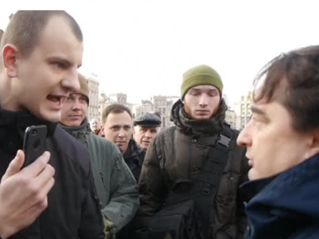 В Киеве активист движения С14 плюнул в лицо Гужве, пришедшему на акцию в связи с условным приговором фигуранту дела об убийстве Веремия. Видео