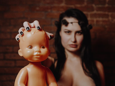 Полиция Ватикана задержала активистку Femen при попытке похитить фигуру младенца Иисуса из вертепа. Видео