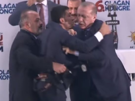 "Проявление крайней любви". В Турции мужчина набросился на Эрдогана, чтобы обнять его. Видео