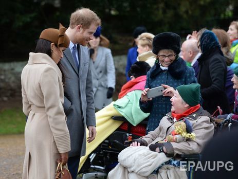Принц Гарри и Маркл вместе с королевской семьей посетили рождественскую мессу. Фоторепортаж