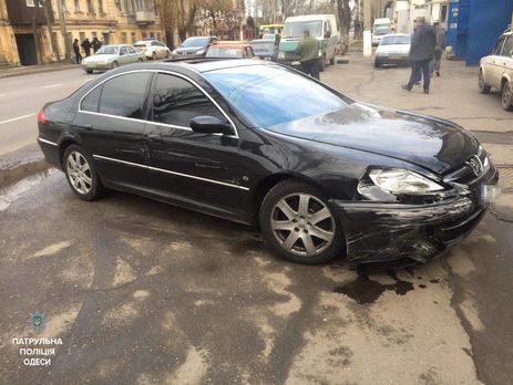 В Одессе водитель в состоянии алкогольного опьянения пытался заехать в супермаркет