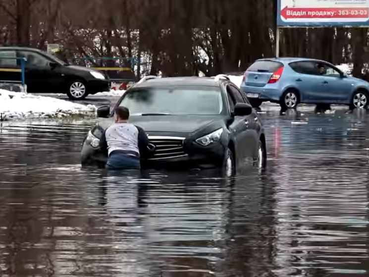 У Києві після дощу затопило вулицю. Відео