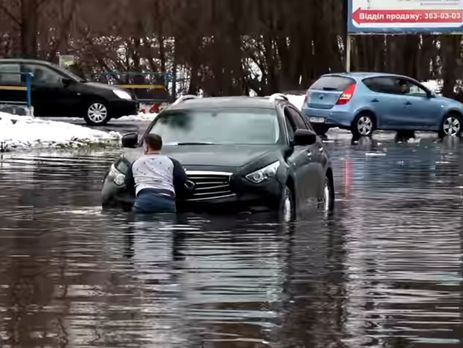 У Києві після дощу затопило вулицю. Відео