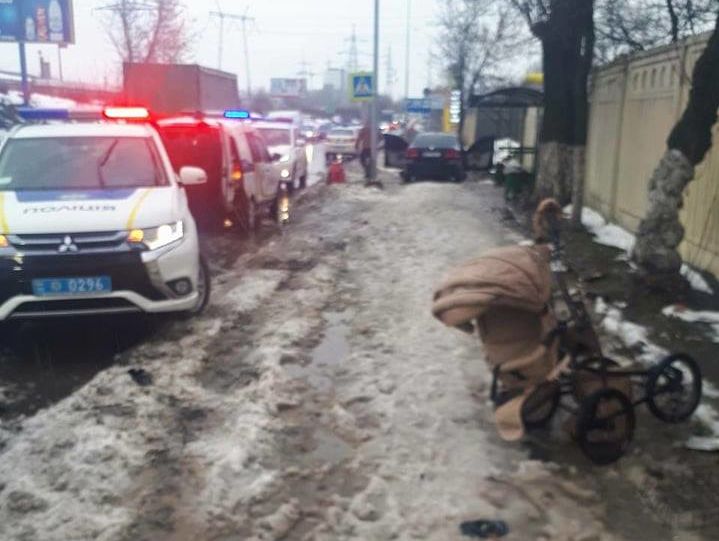 У Київській області водій під впливом наркотиків збив на тротуарі жінку і двох дітей – поліція