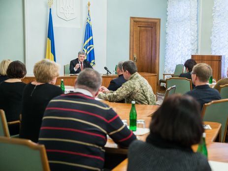 Порошенко поручил Кабмину выделить материальную помощь освобождаемым заложникам