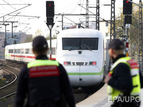 В Германии нетрезвый мужчина выжил после того, как его переехали две электрички