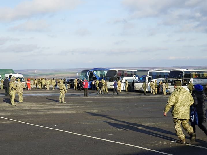 Автобуси із 58 звільненими українцями виїхали з Горлівки до Майорська – Цеголко