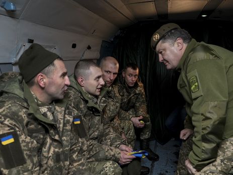 Президент Украины встретил освобожденных заложников