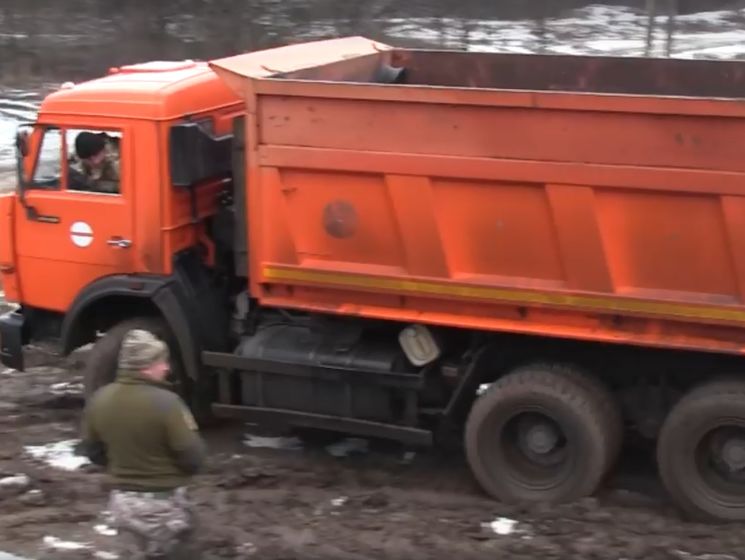 Украинские военные восстанавливают дорогу в освобожденное Гладосово и Травневое. Видео