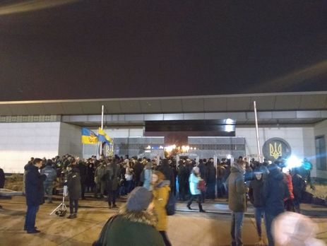 В аеропорту під Києвом зустрічають звільнених українських заручників. Трансляція