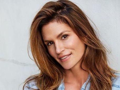 51-летняя Кроуфорд продемонстрировала фигуру в прозрачном платье