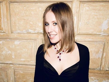 Собчак на портрете изобразили с тремя языками