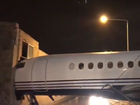 На Мальте в аэропорту припаркованный самолет сдуло ветром