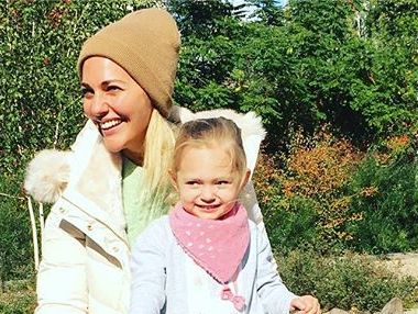 Дочь Узерли села за руль детского гоночного автомобиля