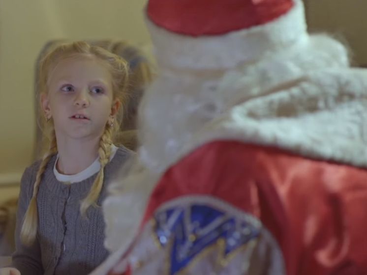 "Единая Россия" опубликовала предвыборный ролик, в котором девочка просит Деда Мороза сделать Путина президентом. Видео