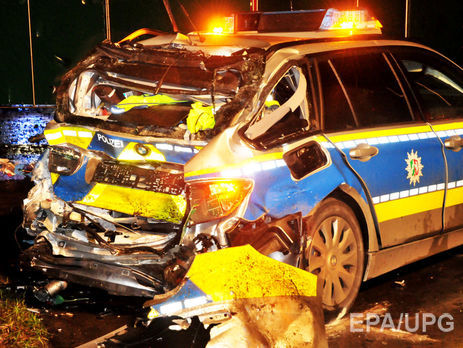 В Германии пьяный украинец на грузовике врезался в полицейский автомобиль, протянув его 200 метров