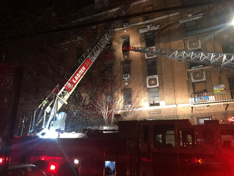 Під час пожежі в житловому будинку в Нью-Йорку загинуло 12 осіб