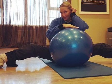 Волочкова показала упражнения для растяжки в положении лежа