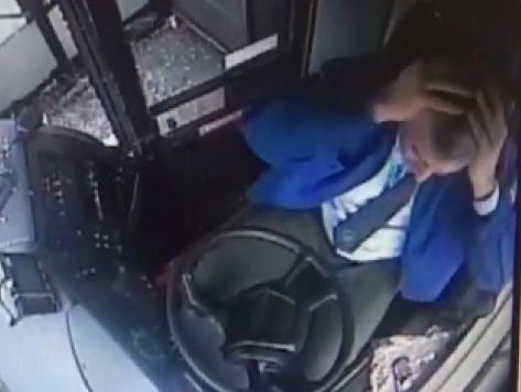 Опубліковано запис із реєстратора автобуса, який збив людей на зупинці в Москві. Відео