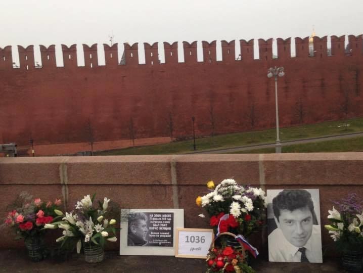 У Москві вже дві ночі поспіль влада знищує меморіал Нємцову на мосту біля Кремля