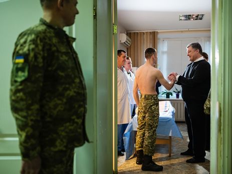 Порошенко з дружиною відвідав у госпіталі звільнених завдяки обміну українців. Фоторепортаж