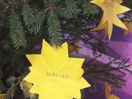 У празькому соборі новорічну ялинку прикрасили квітами з назвами окупованих українських міст