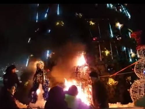У російському Петропавловську-Камчатському під ялинкою згоріли фігури Діда Мороза і Снігуроньки