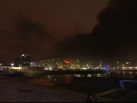 В Ливерпуле в новогоднюю ночь сгорела парковка на 1600 автомобилей. Видео