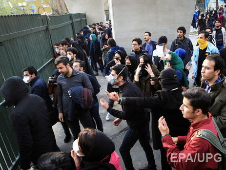 Антиправительственные митинги в Иране: власти заблокировали Instagram и Telegram