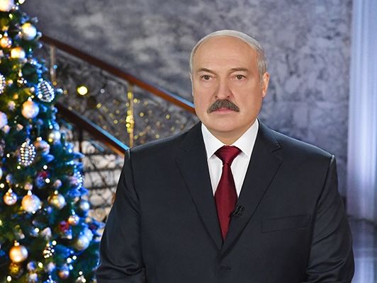 Лукашенко в новорічному зверненні заявив, що "іти кроком рівнозначно зупинці"