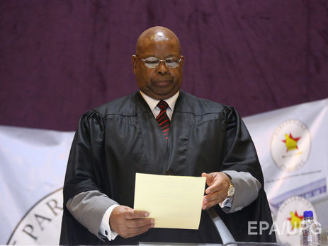 Согласившийся уйти в отставку экс-президент Зимбабве получит резиденцию, автопарк и право на частные авиаперелеты – СМИ