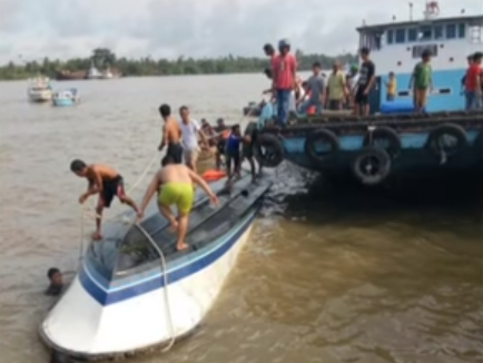 В Индонезии перевернулась лодка с 48 людьми, восемь человек погибли, 13 считаются пропавшими без вести