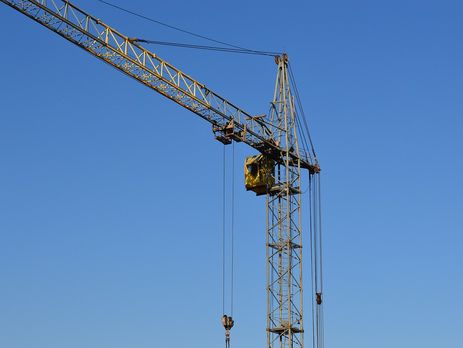 У Новосибірську будівельник три доби просидів на підйомному крані, вимагаючи виплати заборгованості із зарплати, його госпіталізували з обмороженням