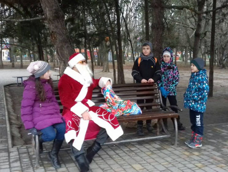 Одесит у костюмі Діда Мороза безкоштовно роздавав подарунки дітям