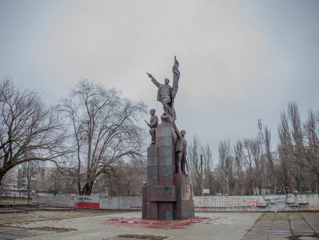В Днепре обмазали красной краской памятник коммунарам