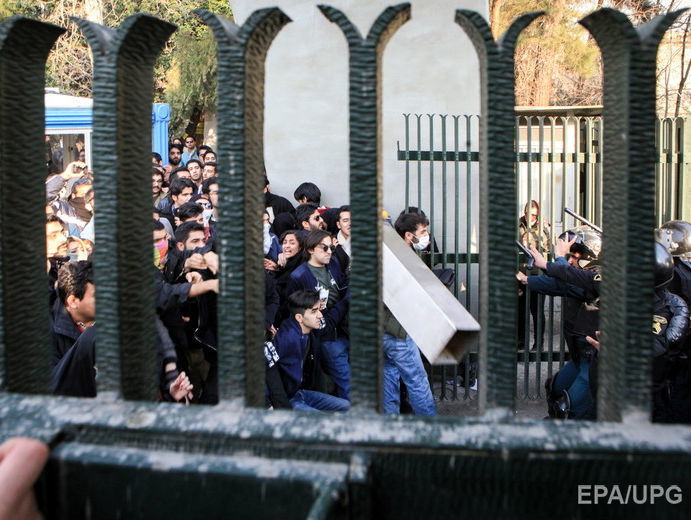 В ходе протестов в Иране погиб полицейский