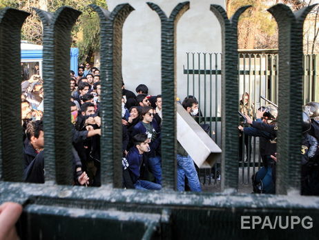 Під час протестів в Ірані загинув поліцейський