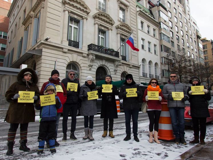 Під консульством РФ у США вимагали звільнити Сенцова