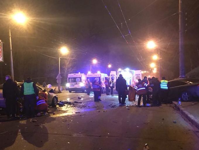 В Киеве столкнулись Mercedes и Audi, травмированы четыре человека, в том числе ребенок