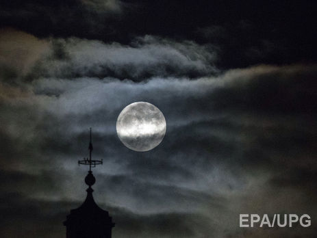 Жители Земли наблюдали суперлуние. Фоторепортаж