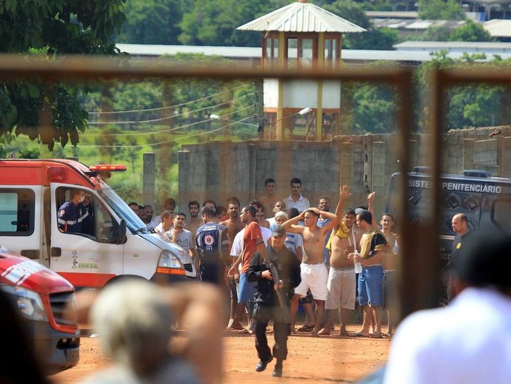 В бразильской тюрьме произошел бунт, девять заключенных погибли, 14 ранены