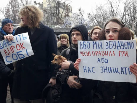 У здания полиции Киевской области прошла акция из-за убийства Ноздровской. Фоторепортаж